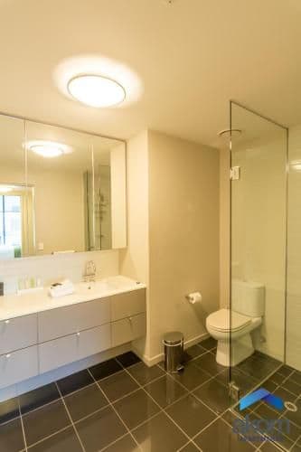 Deluxe Three-Bedroom Apartment with Harbour View and Two Bathrooms 