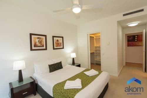 Deluxe Three-Bedroom Apartment with Harbour View and Two Bathrooms 