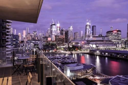Deluxe Three-Bedroom Apartment with Harbour View and Two Bathrooms 