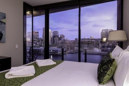 Deluxe Three-Bedroom Apartment with Harbour View and Two Bathrooms 
