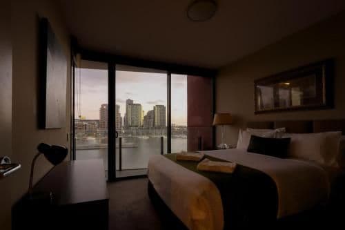 Deluxe Three-Bedroom Apartment with Harbour View and Two Bathrooms 