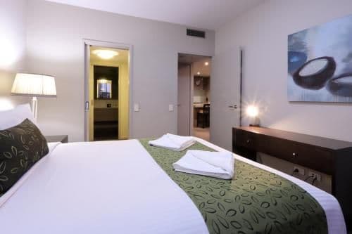 Deluxe Three-Bedroom Apartment with Harbour View and Two Bathrooms 