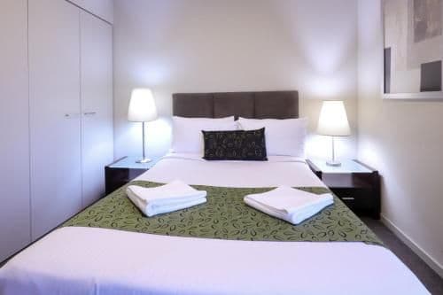 Deluxe Three-Bedroom Apartment with Harbour View and Two Bathrooms 