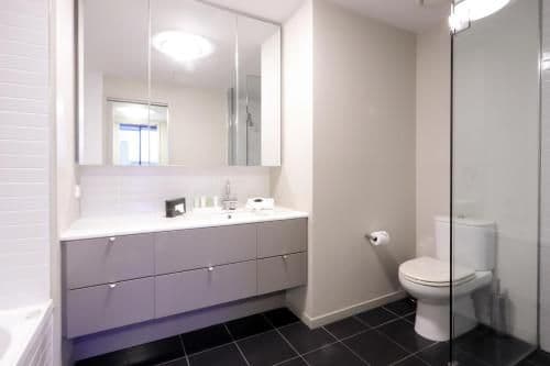 Deluxe Three-Bedroom Apartment with Harbour View and Two Bathrooms 