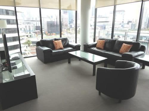 Deluxe Three-Bedroom Apartment with Harbour View and Two Bathrooms 