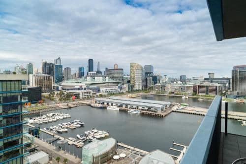 Deluxe Three-Bedroom Apartment with Harbour View and Two Bathrooms 
