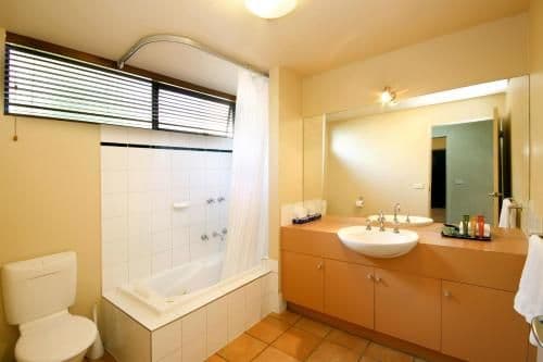 Deluxe Queen Studio with One-Person Spa Bath
