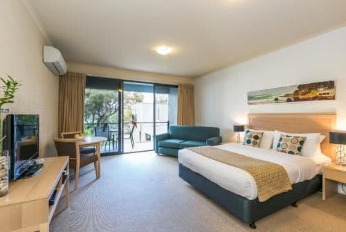 Deluxe Queen Studio with One-Person Spa Bath