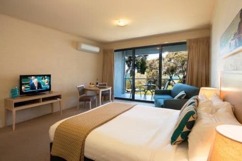 Deluxe Queen Studio with One-Person Spa Bath