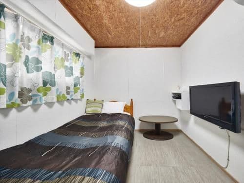 Single Room with Shared Bathroom - Non Smoking
