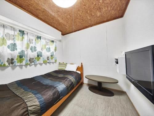Single Room with Shared Bathroom - Non Smoking