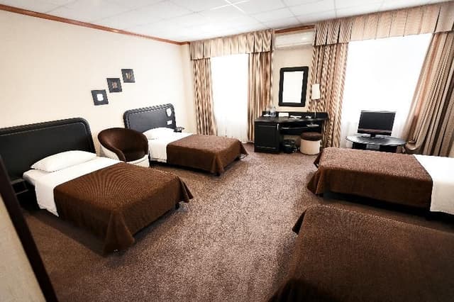 FAMILY ROOM CAPACITY 4