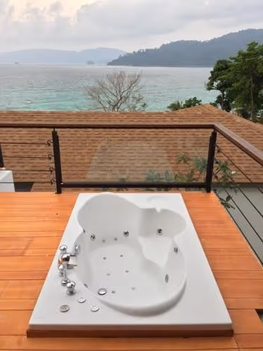 Jacuzzi Ocean View Suite