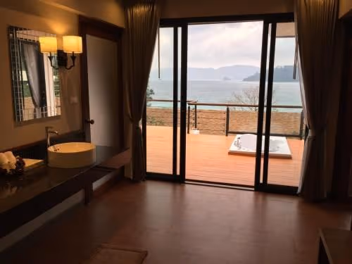 Jacuzzi Ocean View Suite