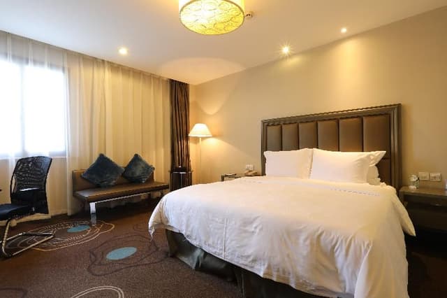 DOUBLE DELUXE QUEEN BED