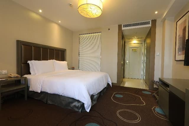 DOUBLE DELUXE QUEEN BED