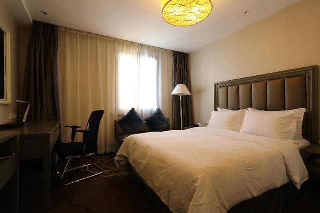 DOUBLE DELUXE QUEEN BED