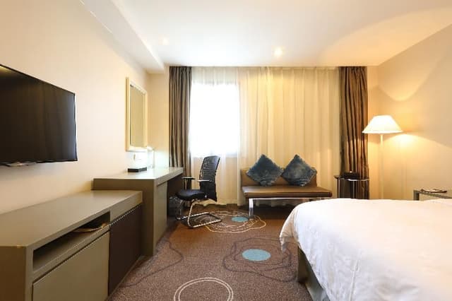 DOUBLE DELUXE QUEEN BED