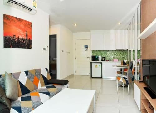 Apartment with Pool View 