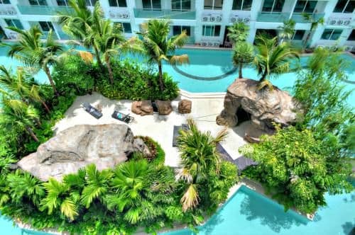Apartment with Pool View 