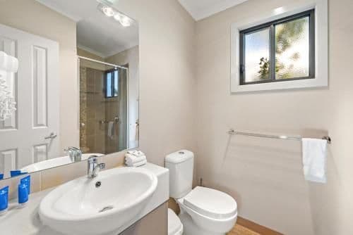 Deluxe 2 Bedroom Cabin - Sleeps 6