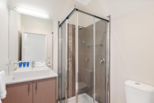 Deluxe 3 Bedroom Apartment - Sleeps 8