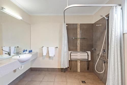 Deluxe 3 Bedroom Access Cabin