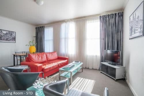 Budget Two Bedroom Apartment with Queen Bed and Two Single Beds