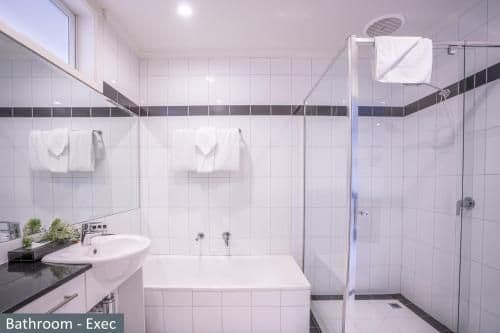 Executive Two Bedroom Apartment with Queen Bed and 2 Single Beds