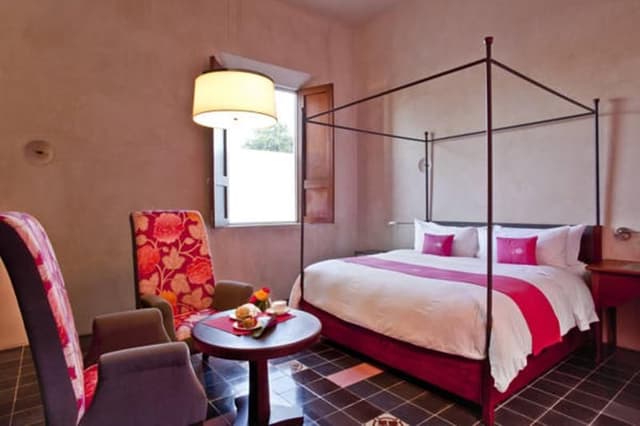 DOUBLE DELUXE KING BED