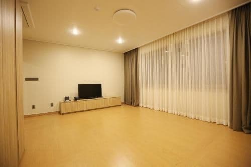 Korean-Style Deluxe Family Room