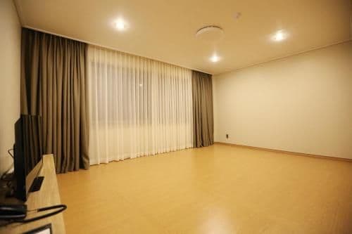 Korean-Style Deluxe Family Room