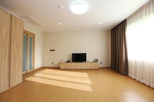 Korean-Style Deluxe Family Room