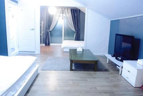 Family Room with Bathroom (6 Adults)