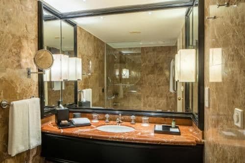 1 King Bed Regent Club