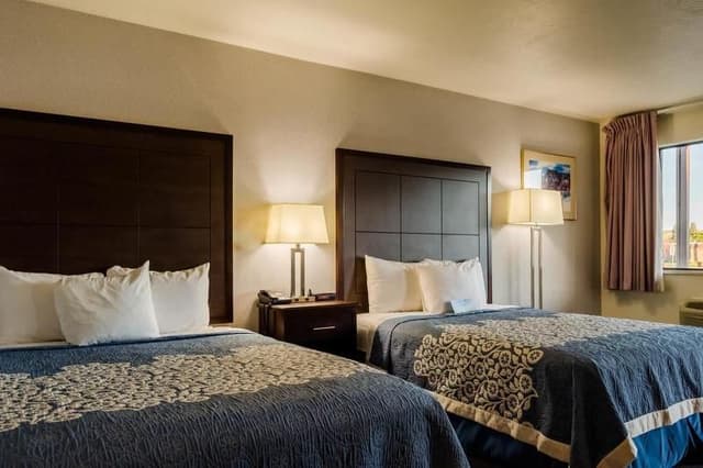 DOUBLE CLASSIC TWO QUEEN BEDS