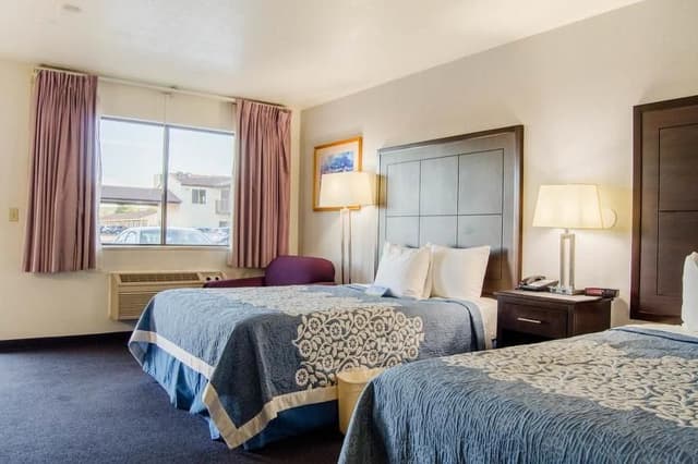 DOUBLE CLASSIC TWO QUEEN BEDS