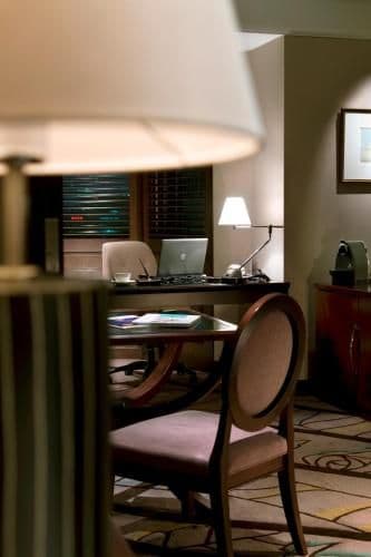 Suite with Complimentary Breakfast - Executive Floor - Non-Smoking