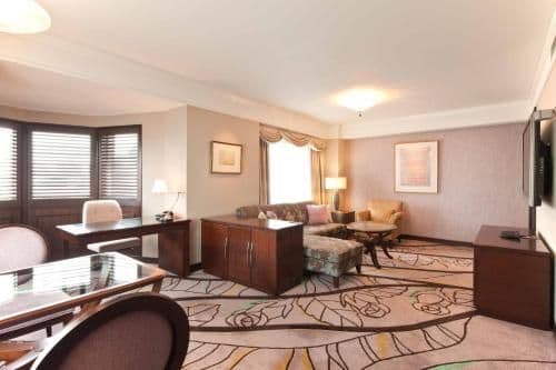 Suite with Complimentary Breakfast - Executive Floor - Non-Smoking