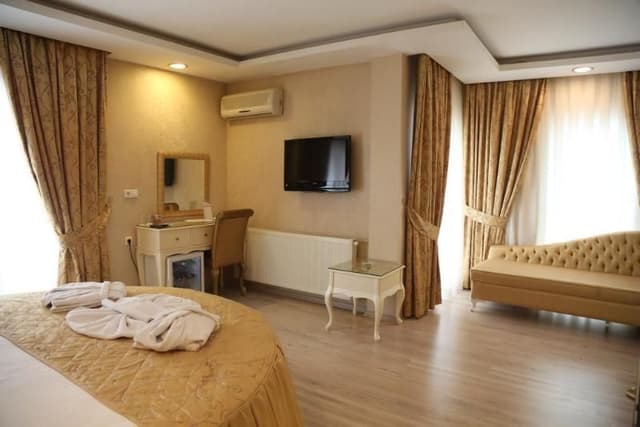 DOUBLE DELUXE KING BED