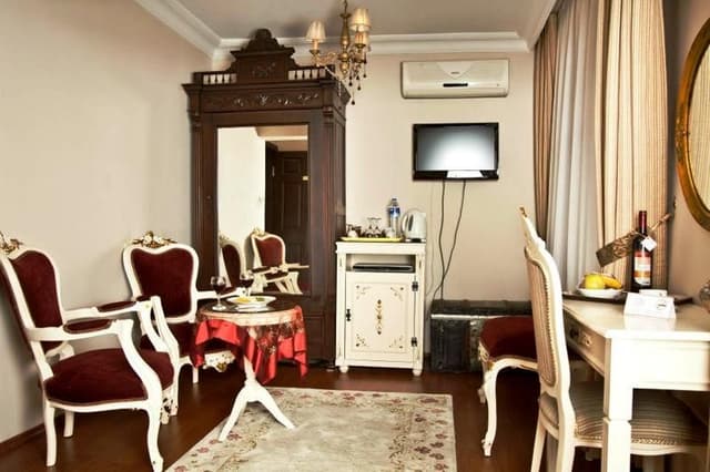FAMILY ROOM CAPACITY 8