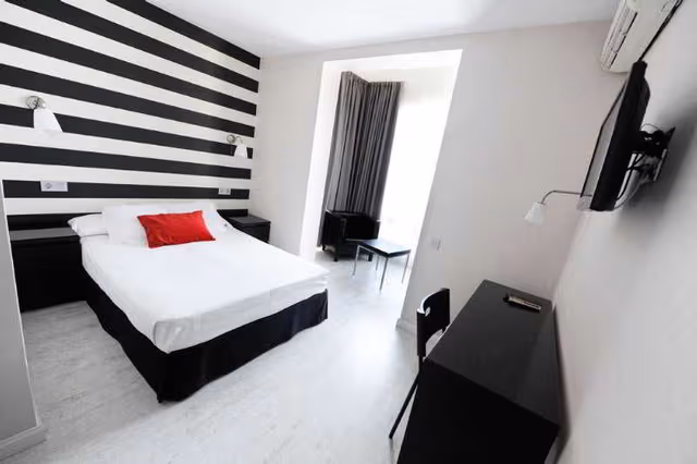 DOUBLE WITH DOUBLE BED