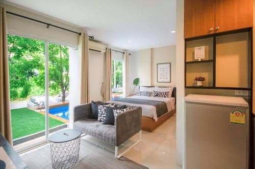 Apartment with Pool View