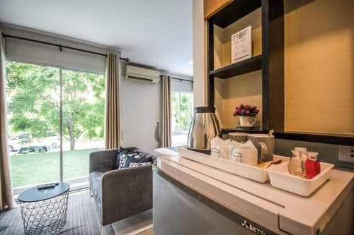 Apartment with Pool View