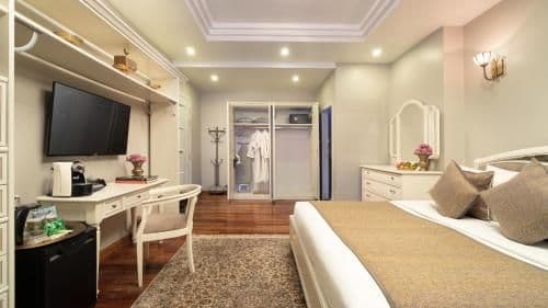 Business Double Room with Balcony - Free Airport Transfers