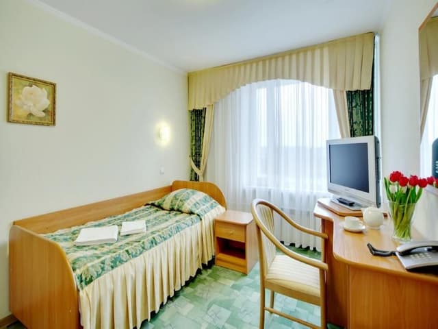 SINGLE WITH SHARED BATHROOM