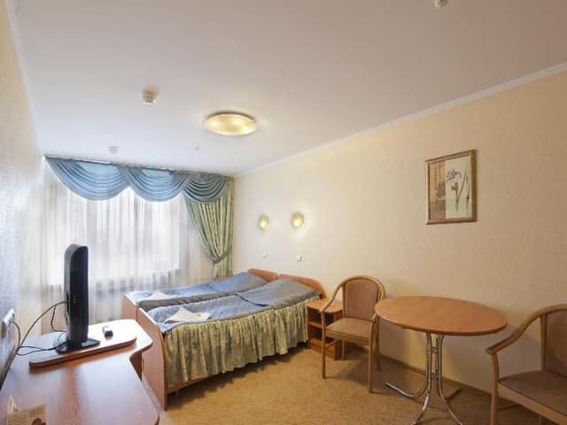 DOUBLE WITH SHARED BATHROOM