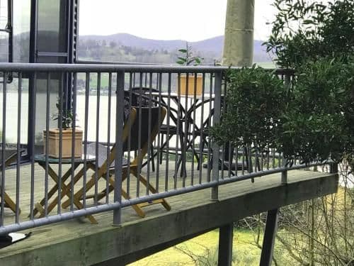 Luxury Apartment with River View - Treetops