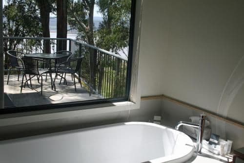 Luxury Apartment with River View - Treetops