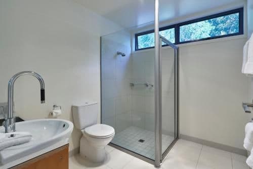 Luxury Apartment with River View - Treetops